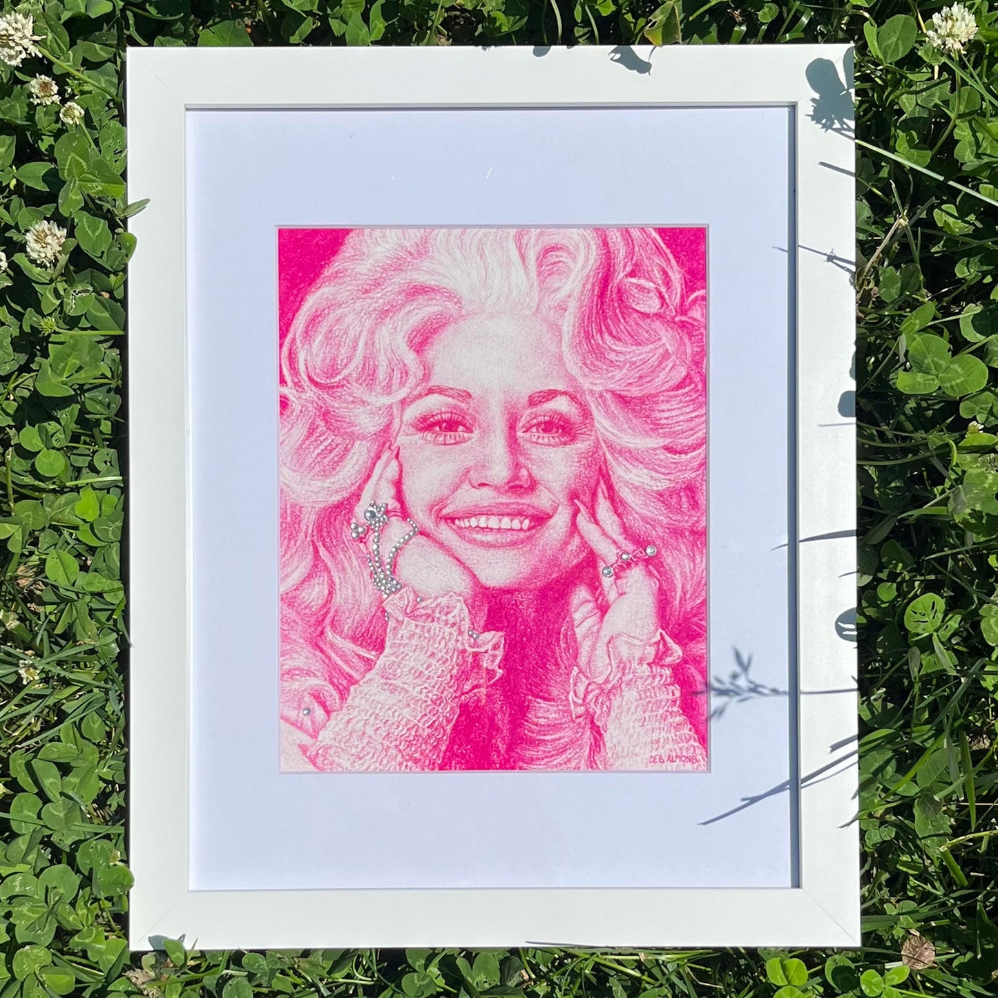 Retrato de Dolly Parton con adorno de diamantes de imitación